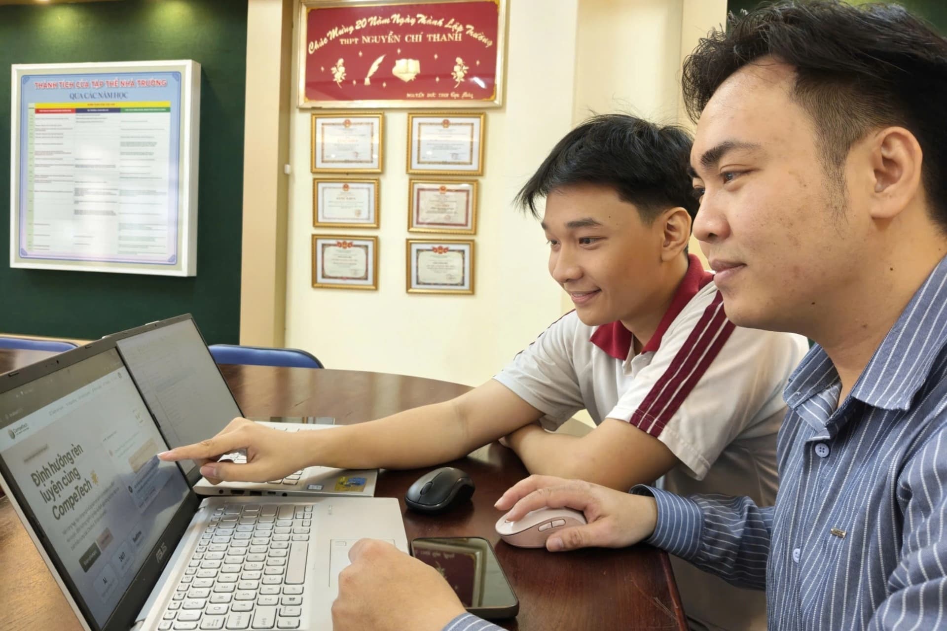 Thầy trò TPHCM tạo nền tảng AI đánh giá rèn luyện