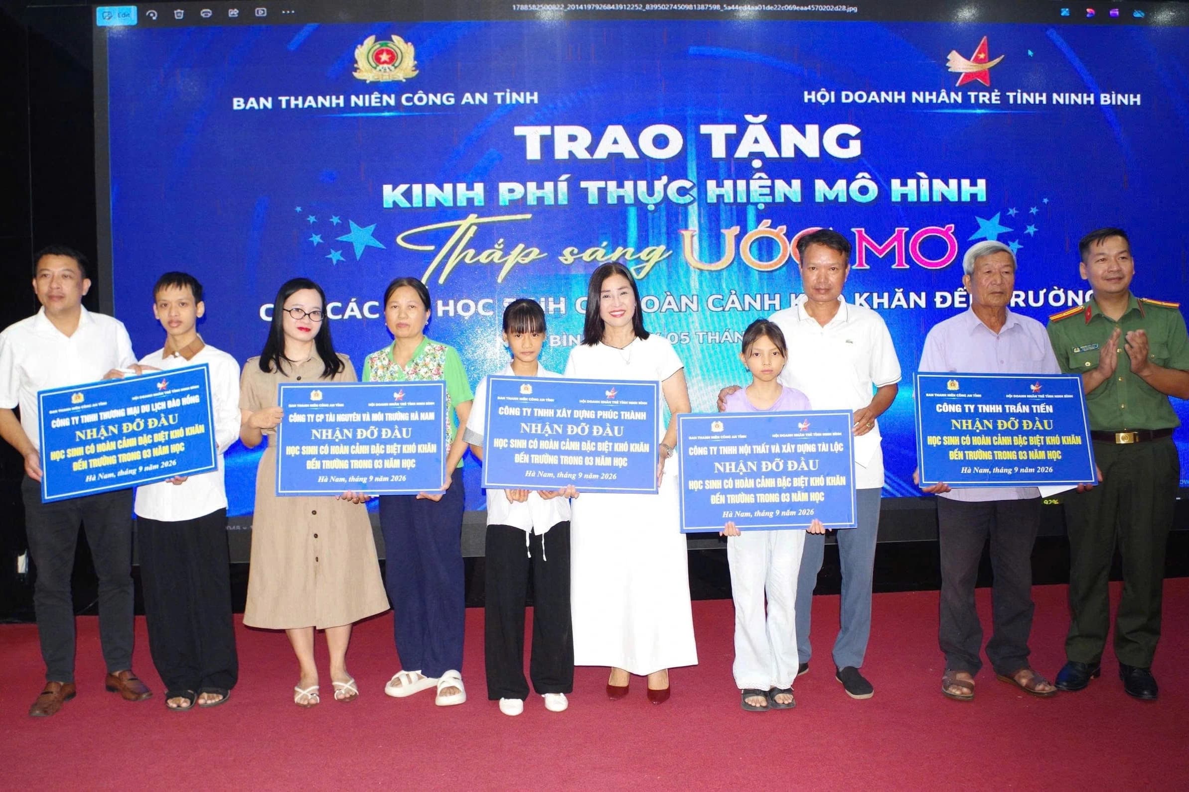 Ninh Bình: 8/10 học sinh mồ côi khó khăn đỗ đại học nhờ chương trình đỡ đầu