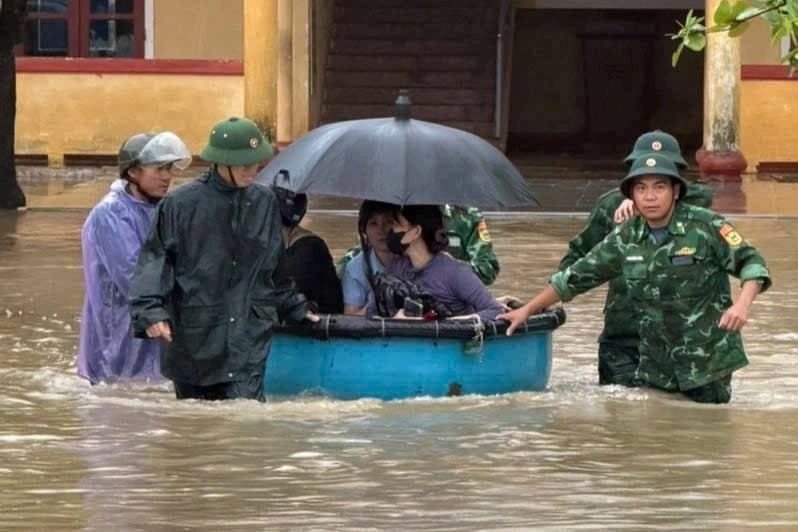 Mưa lớn ngập sâu trường THCS Sông Trí, biên phòng dùng thuyền thúng cứu học sinh