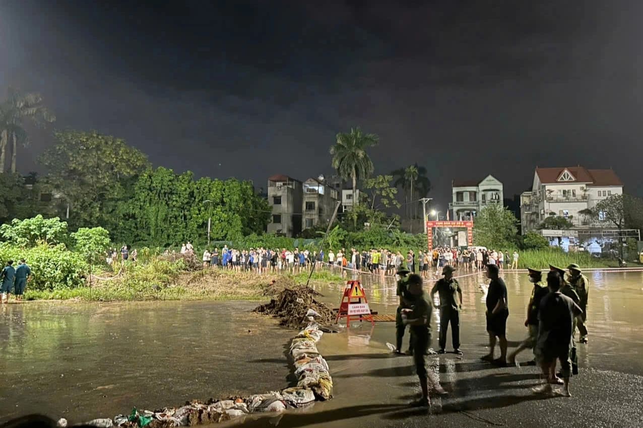 Sinh viên Đại học Mỏ có thể bị cuốn nước khi đi xe máy qua phố Viên ngập sạt