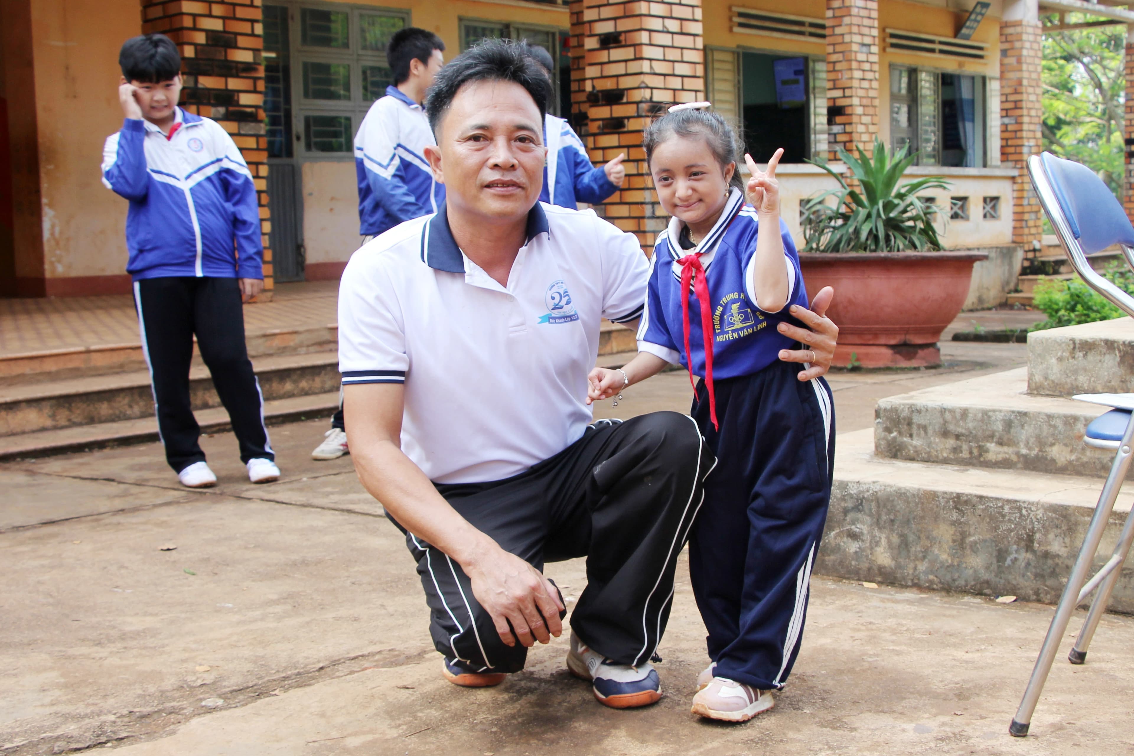 Cô bé 13 tuổi, chiều cao 97 cm vẫn kiên trì đến trường mỗi ngày