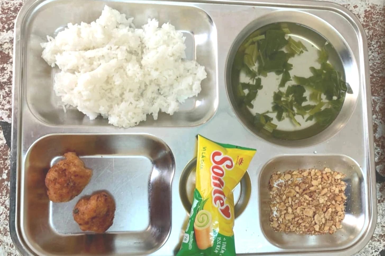 Chủ tịch tỉnh Phú Thọ chỉ đạo kiểm tra bữa ăn bán trú: Cơm chỉ có muối lạc và 2 viên thịt