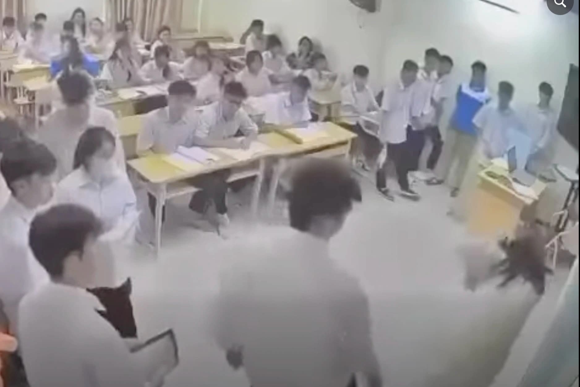Hà Nội: Học sinh lao lên bục giảng đánh cô giáo, video lan truyền gây bức xúc