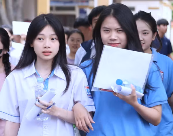 Kỳ thi tốt nghiệp: Một chiếc áo quá chật