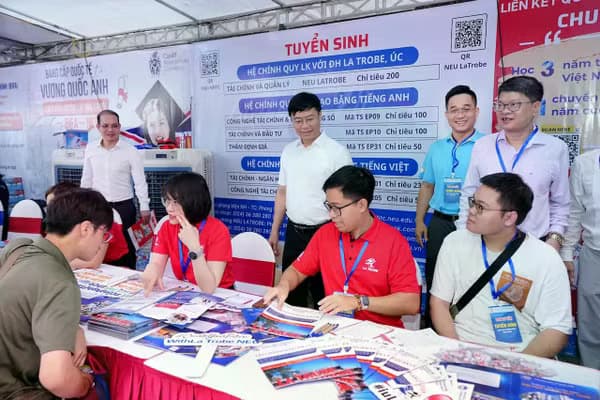 Thí sinh có chứng chỉ ngoại ngữ đăng ký nguyện vọng vào Đại học Kinh tế Quốc dân