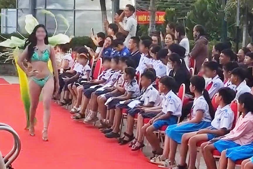 Ban tổ chức xin lỗi về biểu diễn áo tắm