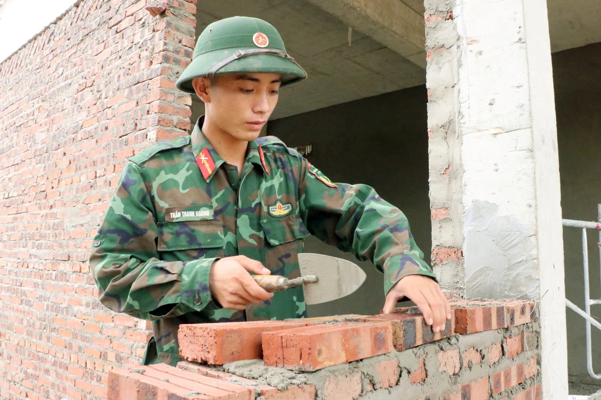 Bộ đội hỗ trợ xây dựng trường nội trú