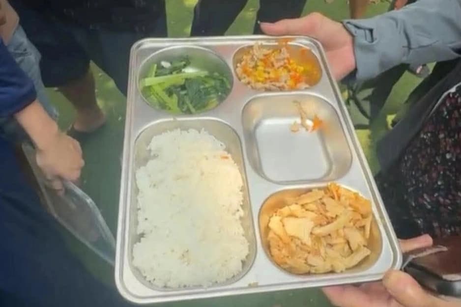 Hà Nội: Học sinh gần 13h mới được ăn cơm trưa, phụ huynh “nóng như lửa đốt”