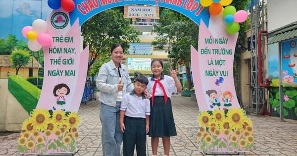 Học sinh đầu và cuối cấp TP.HCM tựu trường
