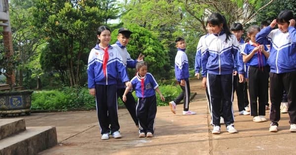 Học sinh lớp 7 tại Kon Gang: Ngọc Thủy, cô học trò đặc biệt của Trường Phan Chu Trinh